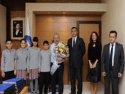 Bahçe asfaltına çiçekli teşekkür