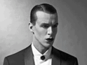 CEM ADRİAN; “SİYAH BİR VEDA ÖPÜCÜĞÜ” KONSERLERİYLE ANTALYA’DA!