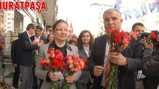 AK Parti Antalya Kadın Kolları Kadınlar Gününde Çiçek Dağıttı