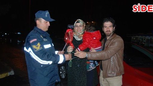 Side Jandarma’dan karanfil